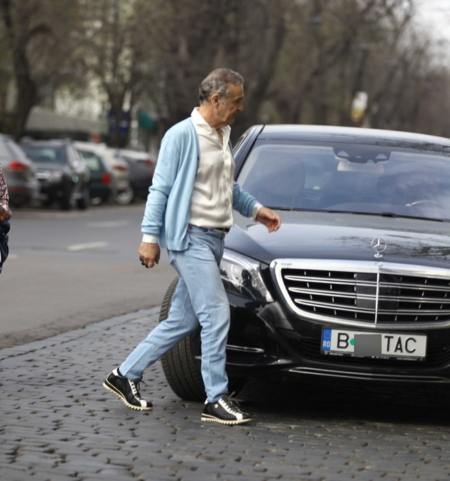 Gigi Becali și-a parcat luxosul Maybach în stația de autobuz