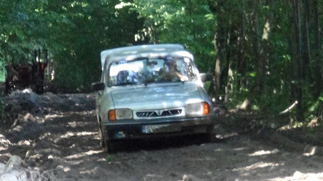 Soferul acestei Dacii a crezut ca are Jeep! Ce a patit barbatul in mijlocul unei paduri: "Parca a inghitit-o pamantul"