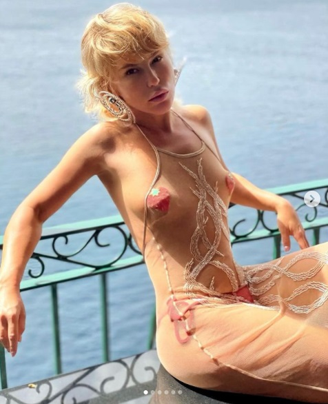 Corina Bud, cu „căpșunelele” la vedere. Ipostaza demnă de filme pentru adulți în care s-a fotografiat cântăreața