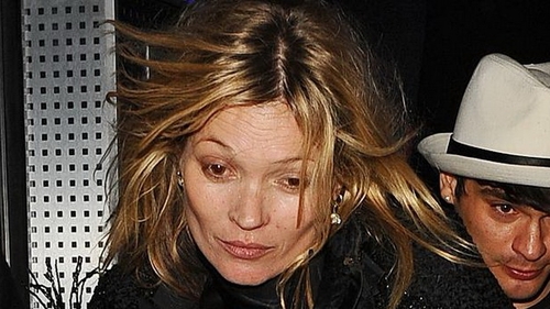 Incident socant! Kate Moss a sarit sa bata un paparazzo in fata unui club de noapte din Paris!