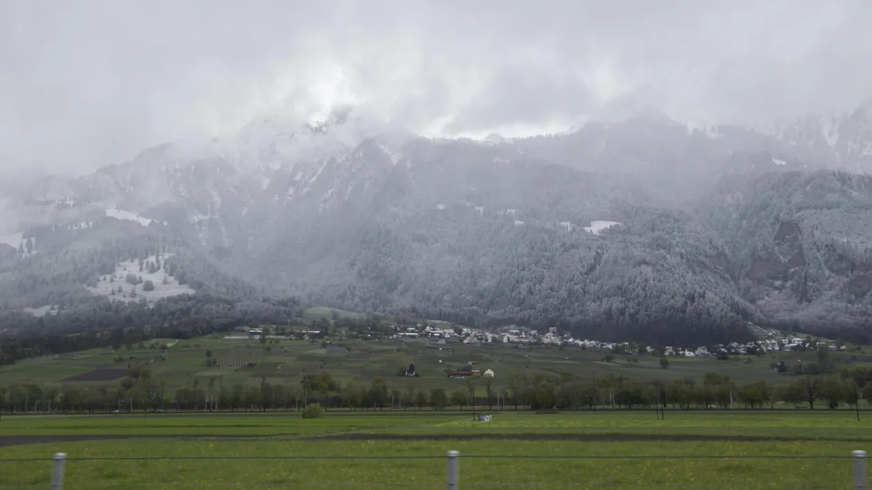 Prognoza meteo azi, 18 aprilie 2026. Se întoarce iarna? Rafale puternice de vânt și precipitații mixte la munte în România în următoarele 24 de ore