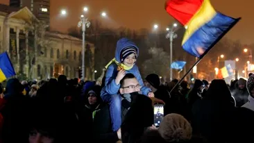 Românii protestează în fiecare seară la Guvern, dar unii au uitat pentru ce au venit! Ţinute şi prestanţă pentru facebook!