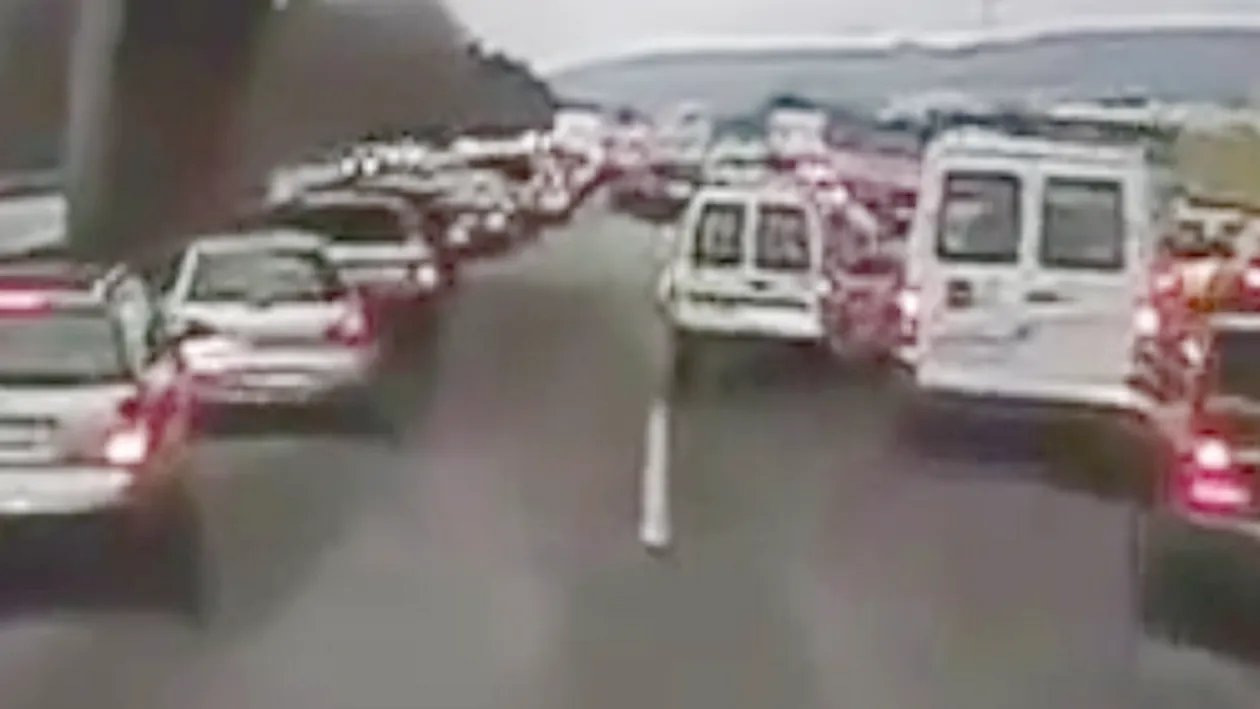 Imagini ireale! Reactia fabuloasa a soferilor de pe autostrada cand aud sirena Ambulantei!