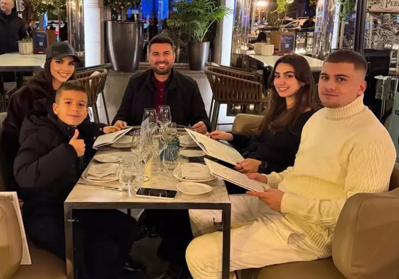 Adrian Mutu alături de familia lui. Sursă: Social Media