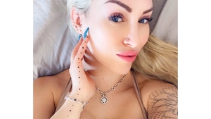 N-ai fi crezut! Motivul pentru care o tânără de 34 de ani și-a tatuat o riglă pe braț