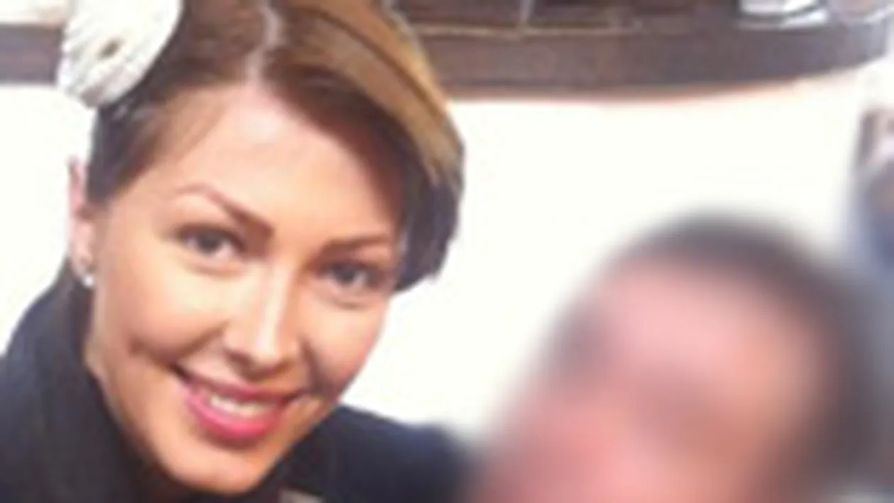 Uite cu cine se distreaza Ilinca Vandici langa semineu si la lumina lumanarilor!