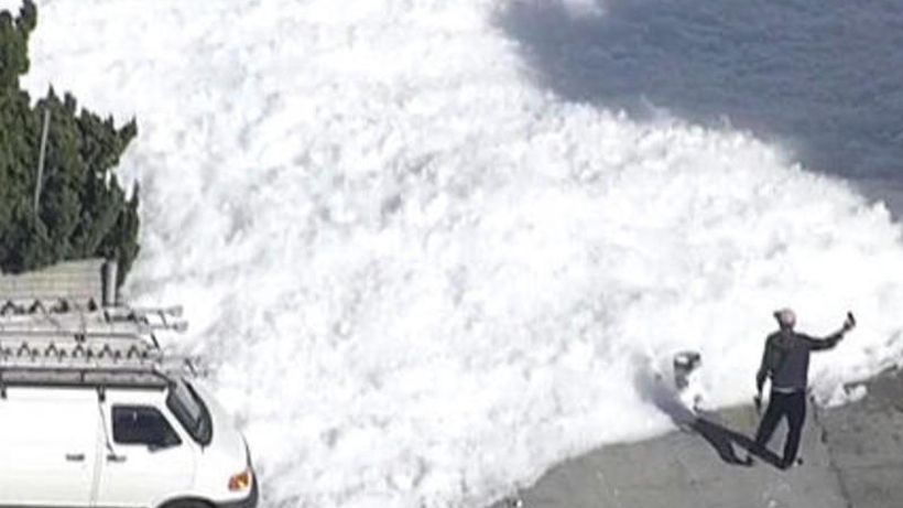 Un oraş a fost acoperit cu o spumă misterioasă! Oamenii au fost sfătuiţi să stea în case