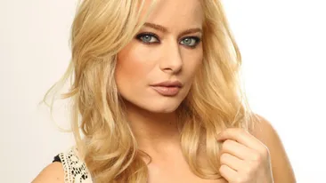 N-ai fi vazut-o asa! Cu parul ravasit si unghii imense, Laura Cosoi a socat! Vezi unde si-a facut aparitia intr-un asemenea hal