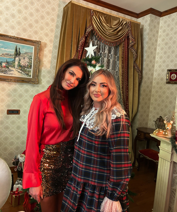 Nicoleta Luciu a revenit la vechea pasiune! Fosta asistentă TV a lansat un colind cu o artistă de la Vocea României