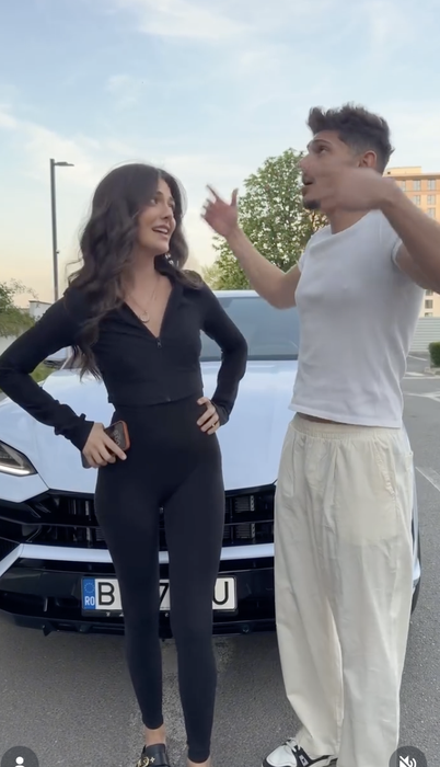 Andreea Bostănică, surprinsă dansând cu un artist cunoscut din România! Cu cine s-a afișat influencerița