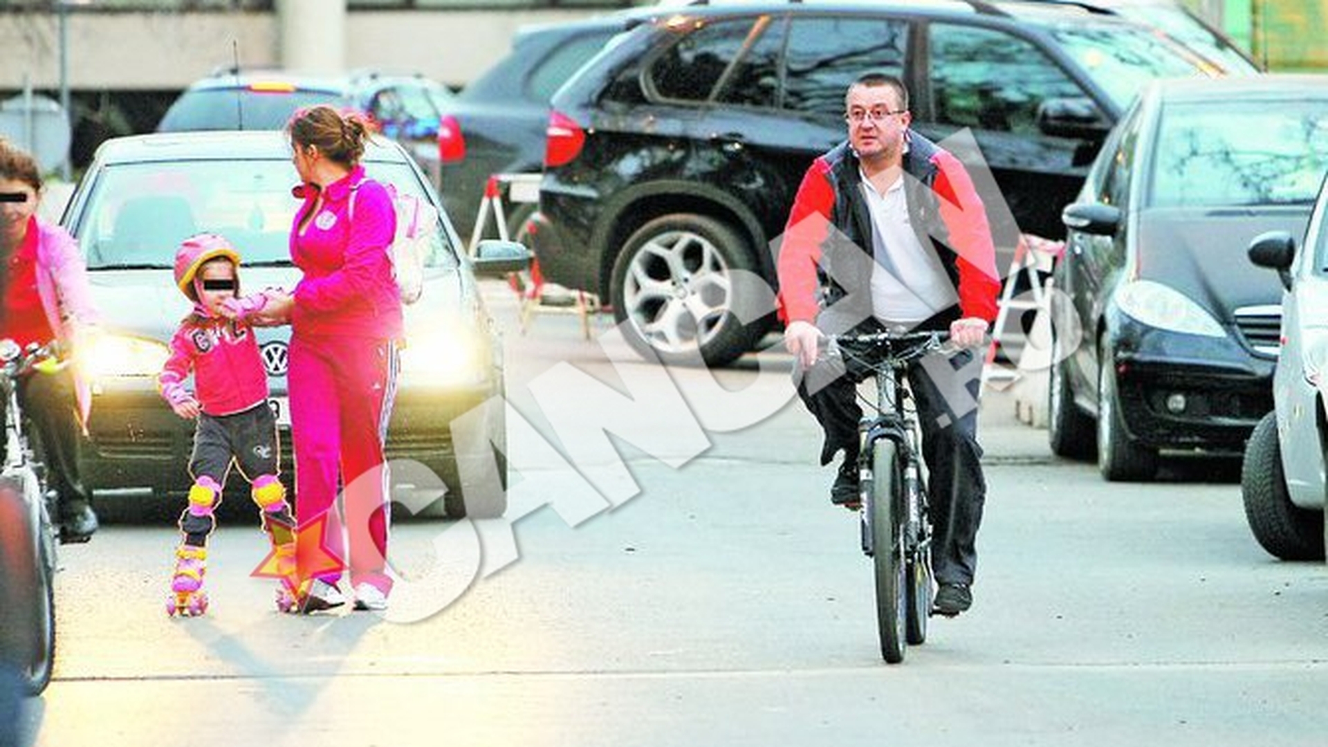 Seful Fiscului imbina mesele copioase cu plimbarile alaturi de familie in parc! Intr-o zi pune calorii, in alta le da jos, calare pe bicicleta