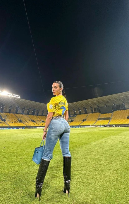 Georgina Rodriguez a încins atmosfera la Săptămâna Modei de la Paris. Logodnica lui Cristiano Ronaldo a defilat pe podium într-o costumație aparte. FOTO