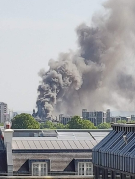 Incendiu de prorporții în Londra! 100 de pompieri au fost la fața locului
