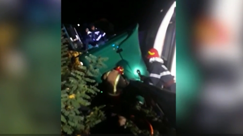 Accident grav în Călimănești! Un șofer de TIR a fost strivit sub cabină, după ce s-a răsturnat cu camionul