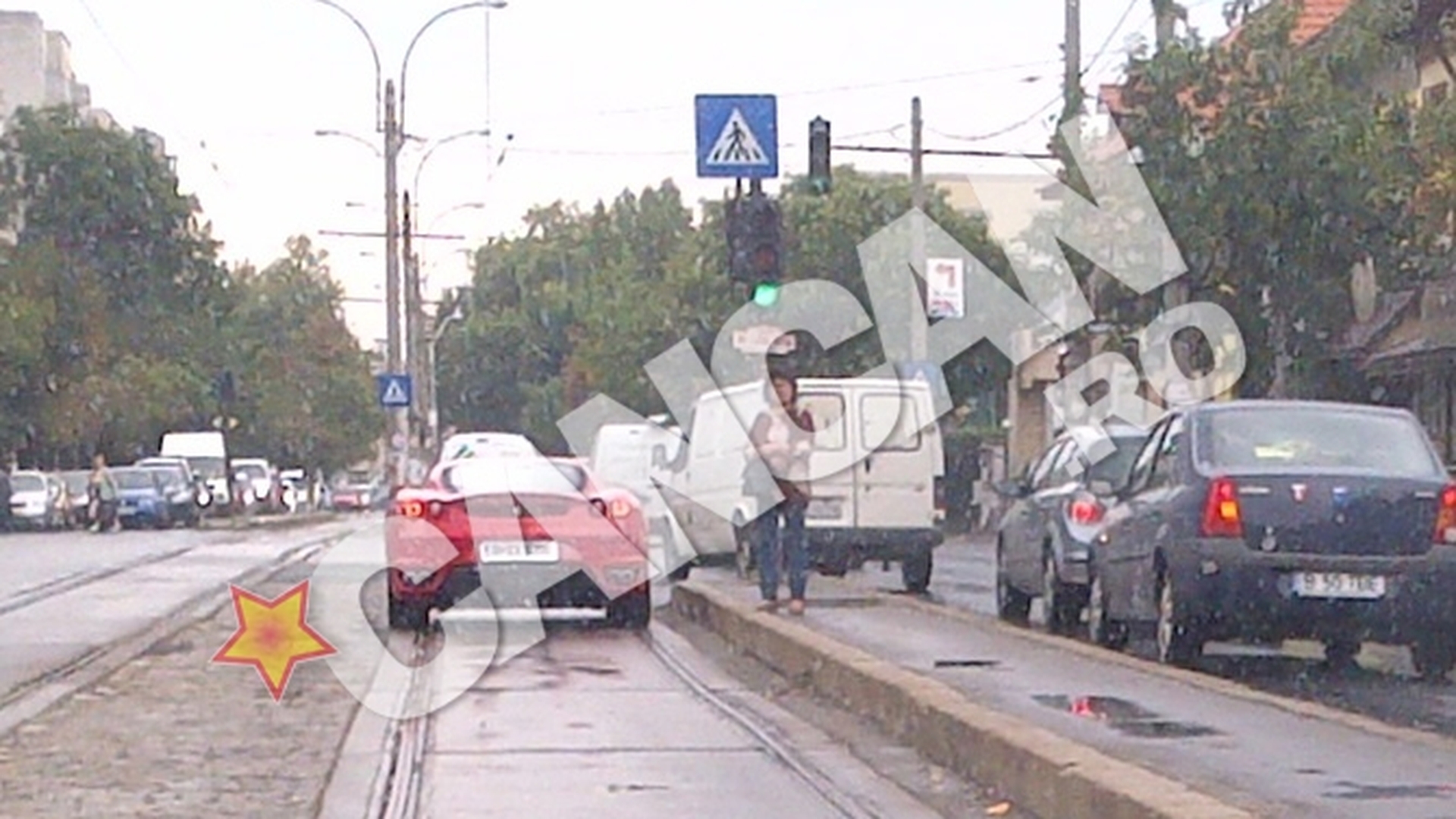 Astepta tramvaiul, dar s-a trezit cu un Ferrari pe sine! O femeie a fost surprinsa in statie de soferul unui bolid rosu