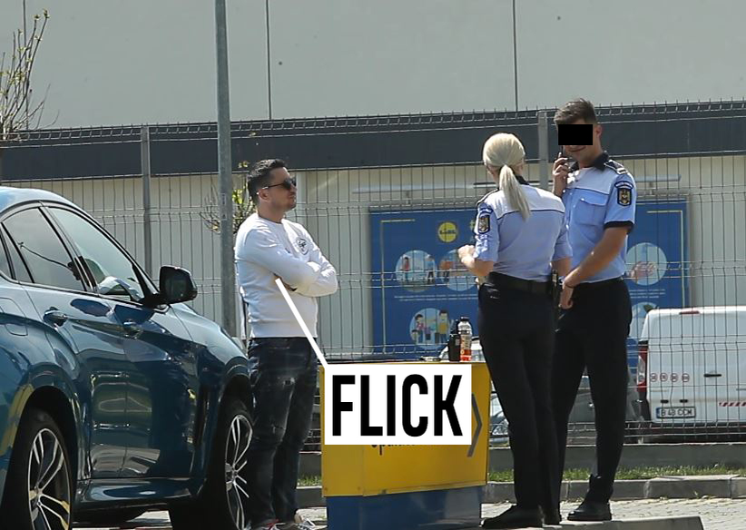 Flick, la o discuție cu doi polițiști