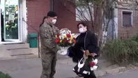 Gest emoționant! Cum au întâmpinat-o militarii din Galați pe asistenta hărțuită de vecini pentru că îngrijește bolnavii de COVID-19 VIDEO