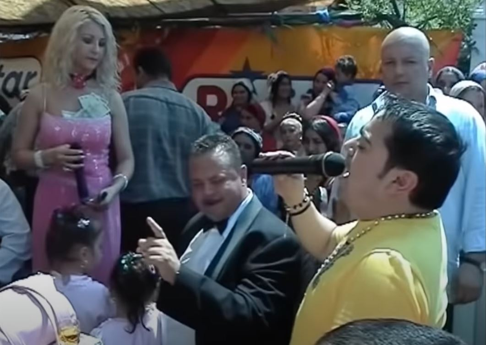 Stana Izbașa și Adi Minune, filmare rară când au fost “îngropați” cu bani la o cântare | VIDEO