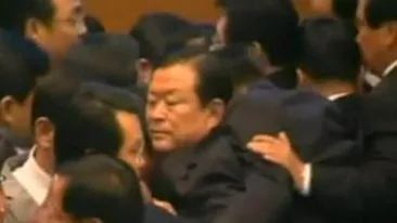 VIDEO Pumni si tipete in Parlamentul Coreei de Sud!