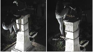 I-au pângărit statuia lui Mihai Eminescu, fără rușine. Imagini halucinante surprinse într-un parc din Botoșani