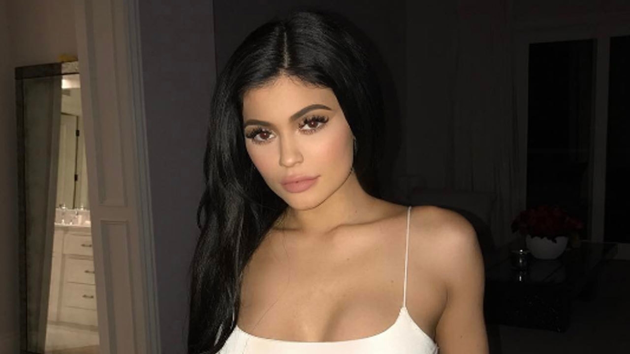 Cum arată sutienul de 50 de milioane de dolari pe care Kylie Jenner l-a purtat în timpul defilării pentru Victoria’s Secret. Este cel mai scump din lume