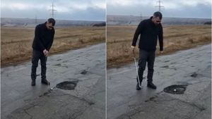 Imaginile zilei | Un tânăr dintr-o comună din județul Vaslui joacă golf în gropile din asfalt