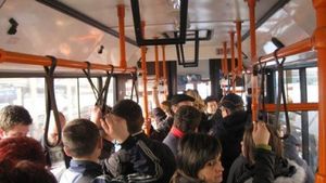 Bancul zilei | În autobuz, un tânăr se ridică de pe scaun și oferă locul unei femei în vârstă