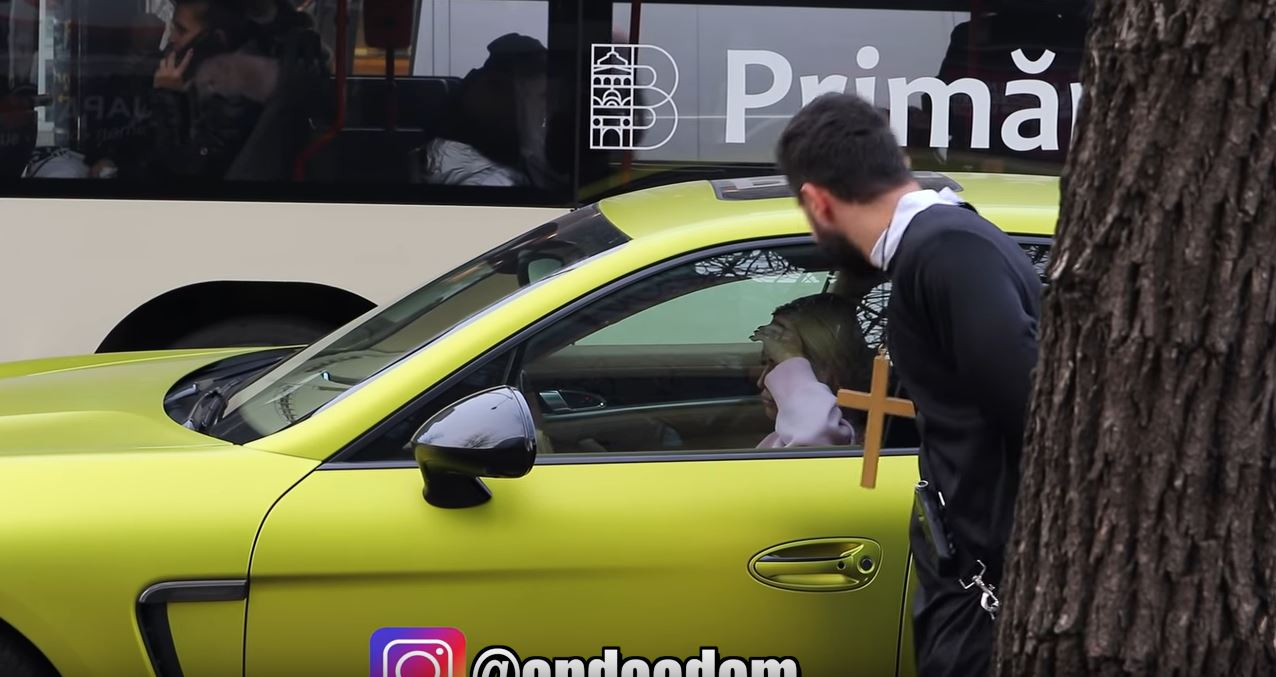Un preot s-a apropiat de geamul Porsche-ului condus de Anda Adam și i-a cerut bani. Ce a urmat e neașteptat