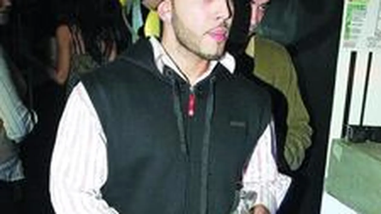 Alex trage de fiare pentru a da ochii cu 4.000 de femei