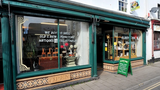 Descoperire uimitoare intr-un anticariat. Poarta Iadului, cu chipul lui Satan, se gaseste intr-un dulap!