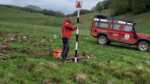Trei turiști s-au rătăcit pe munte! Salvamontiștii și jandarmii din Alba au plecat în căutarea lor