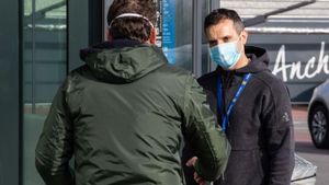 Măștile de protecție contra coronavirus au ajuns la 100 de euro în Italia! Cât costă, însă, pe emag