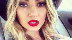 Poartă aceleaşi haine ca fosta soţie a lui RĂZVAN SIMION? LIDIA BUBLE tocmai a „scăpat“ imaginea pe Facebook