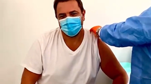 Imaginile care au scandalizat internetul. De ce l-au atacat fanii pe Horia Brenciu, după ce s-a vaccinat anti-COVID: „Cât ai plătit?”