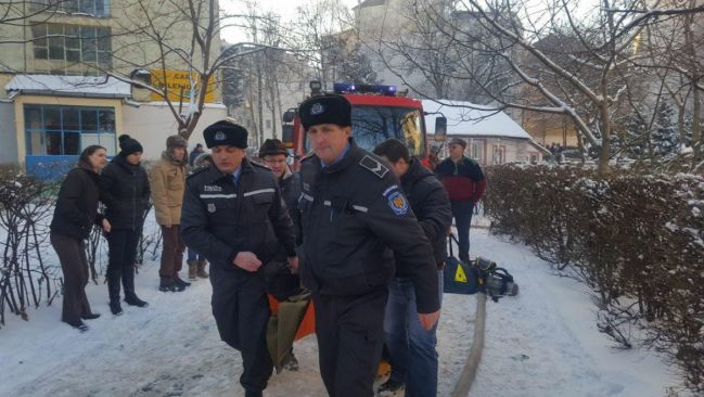 Incendiu într-un bloc din Botoşani. Peste 30 de evacuaţi, patru oameni în spital