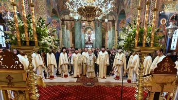 VIDEO / S-a dus în pelerinaj la moaştele Sfântului Nectarie şi a avut un şoc, când s-a uitat în raclă! Minunea s-a întâmplat în faţa a sute de credincioşi
