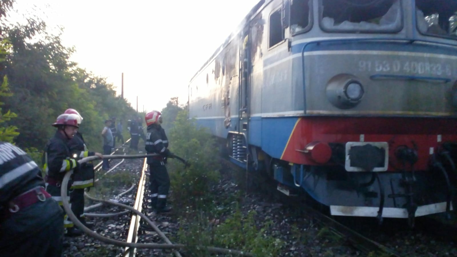 Tren în flăcări, în Prahova! Pompierii intervin cu mai multe autospeciale