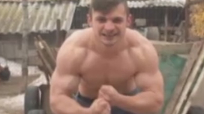 El este ”ARNOLD de la ţară”! Se antrenează în curtea casei şi ţine un ”regim” inedit