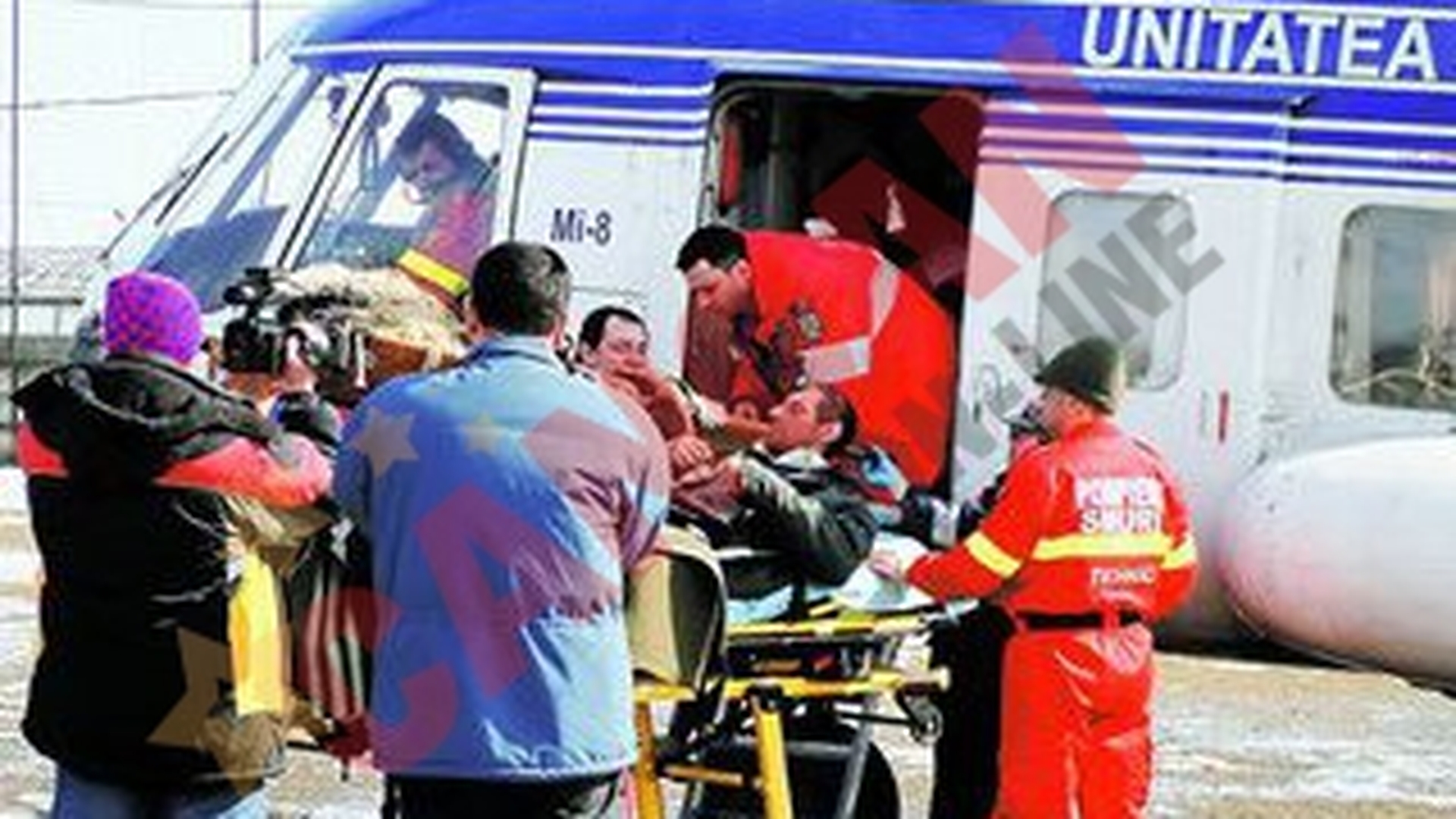 Pompieri, medici si victima, salvati cu elicopterul