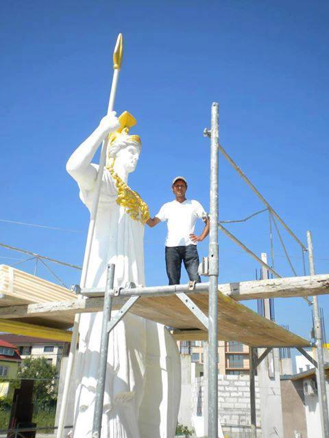 Artistul a lucrat o lună la statuia Revelionului