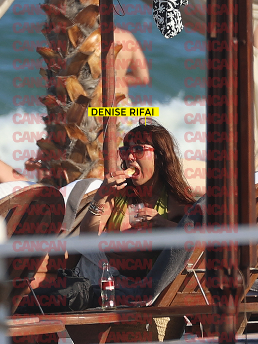 Denise Rifai a luat masa pe șezlong, la plajă (Foto: CANCAN.RO)