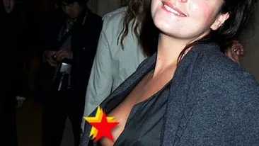 O renumita cantareata s-a pozat fara sutien, doar cu un laptop in fata! Imaginea a ajuns pe internet