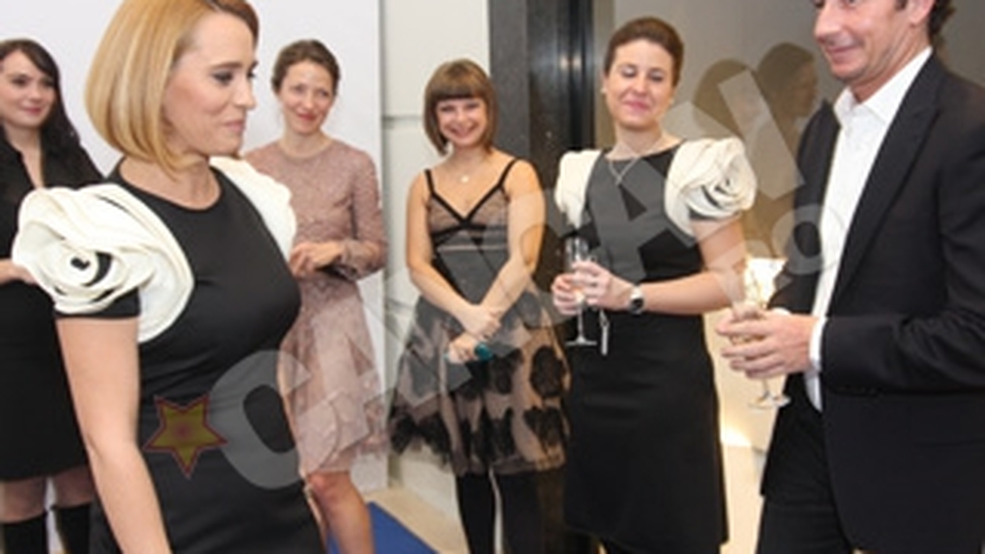 Andreea, lovita de ghinion! Esca a dat nas in nas cu copia sa vestimentara!