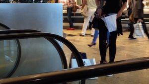 Filmari dementiale cu Bianca dezbracata si ravasita in mijlocul unui mall din Bucuresti!