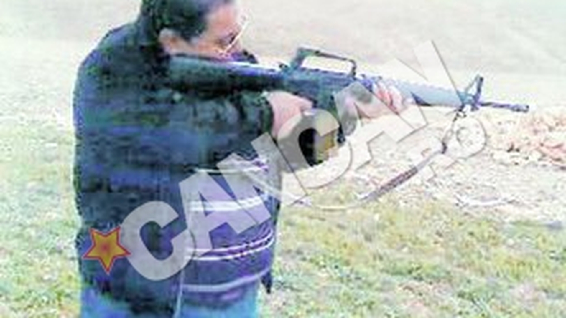 Urmarit de Politia Romana, Romeo Ursu s-a fotografiat "in actiune"! Interlopul "Boenica" s-a inarmat cu o pusca mitraliera