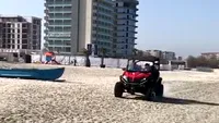 Turiştii de pe plaja din Mamaia, la un pas să fie călcaţi de un bolid scăpat de sub control!