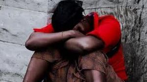 IMAGINI IREALE! Nu ai fi crezut că se întâmplă astfel de lucruri în lume! Femeile sunt mutilate în zona genitală cu un ţăruş