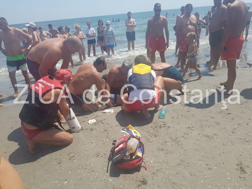 Un copil de 5 ani înecat în Mamaia a fost resuscitat şi salvat de doi angajaţi SMURD aflaţi în concediu, la plajă