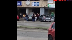 Bătaie cu răngi în fața unui notariat din Reșița | VIDEO