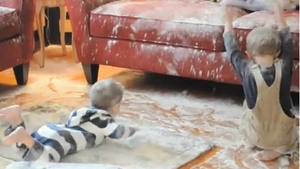 VIDEO Singuri acasa 2! Pustii astia au facut praf casa parintilor. Au turnat kilograme de faina pe tot ce le-a iesit in cale